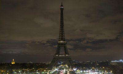 En la imagen de archivo, la Torre Eiffel durante la Hora del Planeta. EFE/EPA/ETIENNE LAURENT