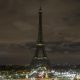 En la imagen de archivo, la Torre Eiffel durante la Hora del Planeta. EFE/EPA/ETIENNE LAURENT
