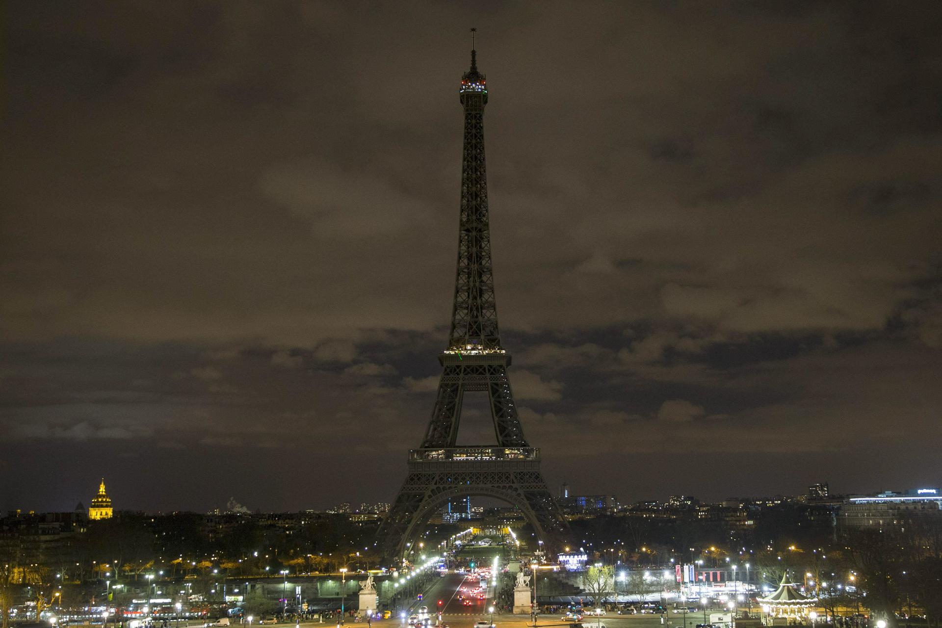 En la imagen de archivo, la Torre Eiffel durante la Hora del Planeta. EFE/EPA/ETIENNE LAURENT