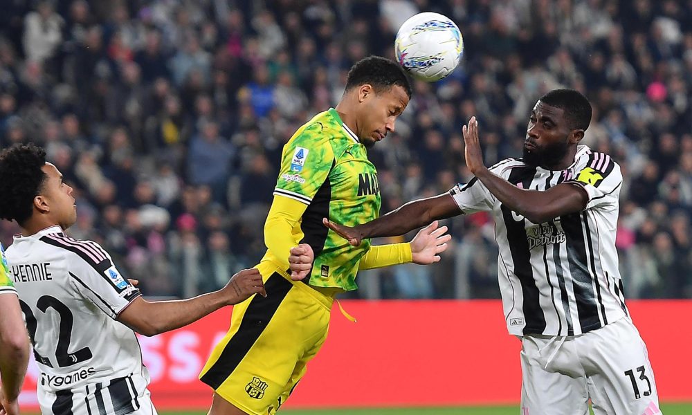 El jugador del Juventus Jeremie Boga (d) y el del Sassuolo Aster Vranckx durante el partido de la Serie A jugado en el Allianz Stadium in Turin, Italia. EFE/EPA/ALESSANDRO DI MARCO
