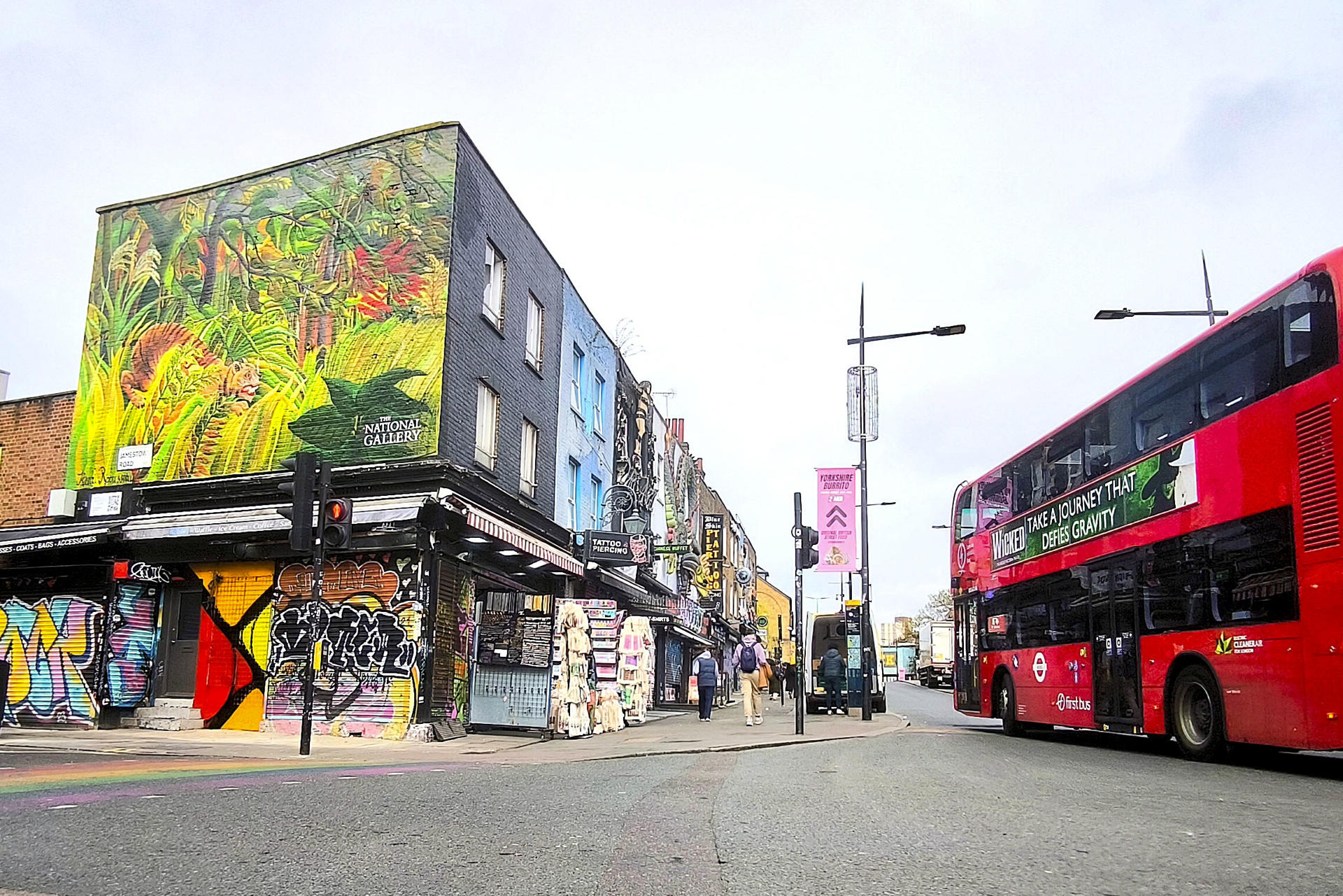 -La National Gallery de Londres junto con Global Street Art transforman alguna de sus pinturas más importantes en arte callejero e inaguran su primer mural '¡Sorprendido! Tigre en una tormenta tropical' de Henri Rousseau en el barrio de Camden.-EFE/ Guillermo Garrido