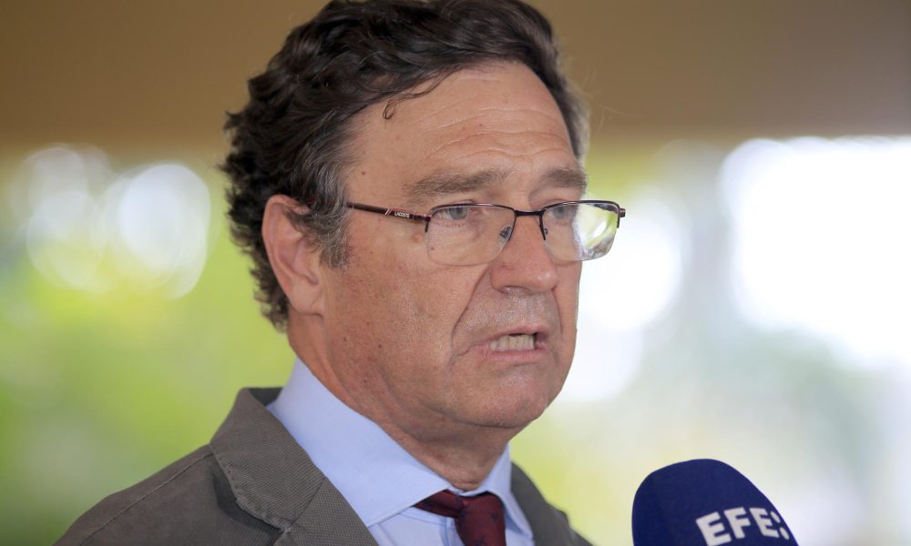 El embajador de España en Honduras, Diego Nuño, habla durante una entrevista con EFE en la que afirmó "hay que venir a Honduras y, sobre todo, hay que conocer a la gente, hay que hablar con ella y saber qué es Honduras sin prejuicios", este jueves, en Tegucigalpa (Honduras). EFE/ Gustavo Amador