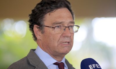 El embajador de España en Honduras, Diego Nuño, habla durante una entrevista con EFE en la que afirmó "hay que venir a Honduras y, sobre todo, hay que conocer a la gente, hay que hablar con ella y saber qué es Honduras sin prejuicios", este jueves, en Tegucigalpa (Honduras). EFE/ Gustavo Amador