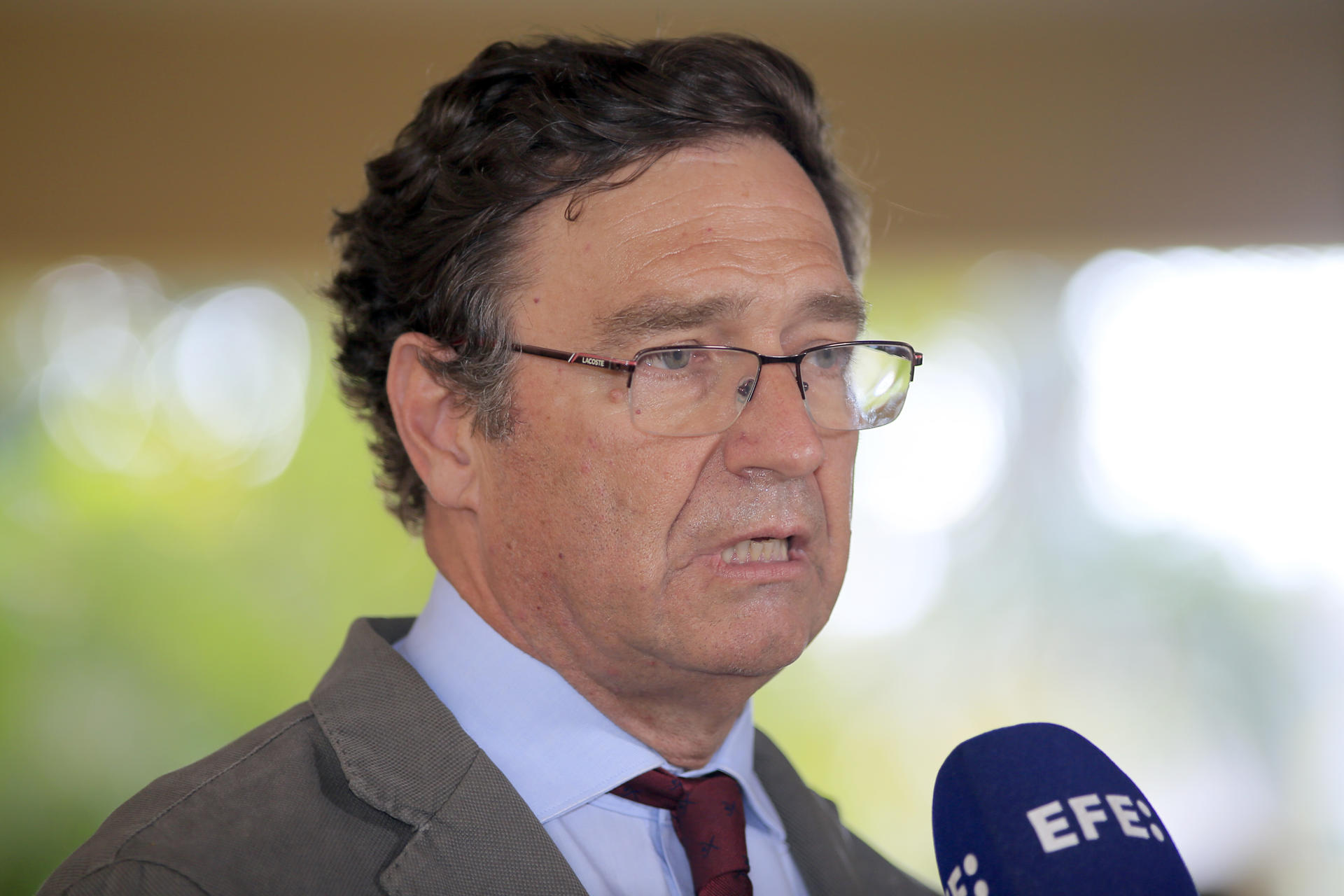 El embajador de España en Honduras, Diego Nuño, habla durante una entrevista con EFE en la que afirmó "hay que venir a Honduras y, sobre todo, hay que conocer a la gente, hay que hablar con ella y saber qué es Honduras sin prejuicios", este jueves, en Tegucigalpa (Honduras). EFE/ Gustavo Amador