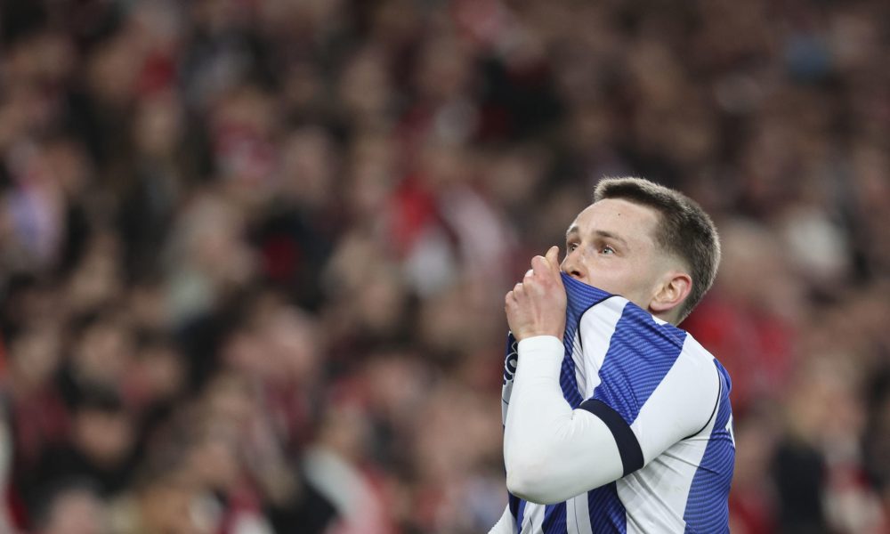 El centrocampista de la Real Sociedad Beñat Turrientes celebra el gol del equipo donostiarra durante el partido de ida de la semifinales de la Copa del Rey que Athletic Club y Real Sociedad disputado en el estadio de San Mamés, en Bilbao. EFE/ Luis Tejido