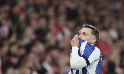 El centrocampista de la Real Sociedad Beñat Turrientes celebra el gol del equipo donostiarra durante el partido de ida de la semifinales de la Copa del Rey que Athletic Club y Real Sociedad disputado en el estadio de San Mamés, en Bilbao. EFE/ Luis Tejido