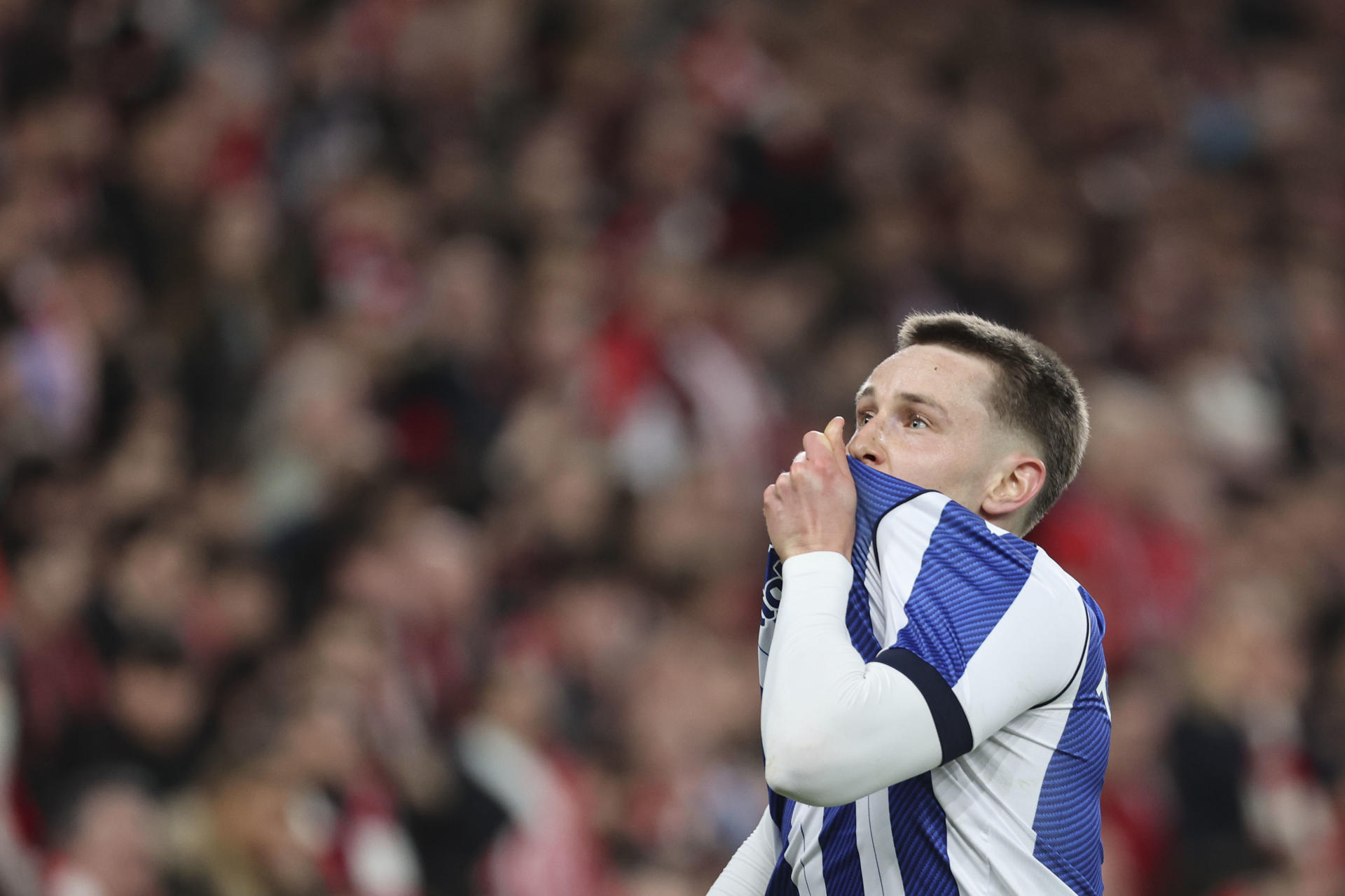 El centrocampista de la Real Sociedad Beñat Turrientes celebra el gol del equipo donostiarra durante el partido de ida de la semifinales de la Copa del Rey que Athletic Club y Real Sociedad disputado en el estadio de San Mamés, en Bilbao. EFE/ Luis Tejido