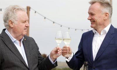El consejero delegado de Henkell Freixenet, Andreas Brokemper (d), y el hasta ahora consejero delegado de Freixenet, Pedro Ferrer (i), durante la entrevista con EFE en la que han anunciado que el grupo internacional de vinos y espumosos Henkell, de origen alemán, que en 2018 adquirió el 50 % de Freixenet y pasó a llamarse Henkell Freixenet, ha cerrado con la familia Ferrer y con José Luis Bonet, presidente de honor de la empresa, la compra del 50 % restante del capital, con lo que se ha hecho con el 100 % de la propiedad. EFE/Alberto Estévez