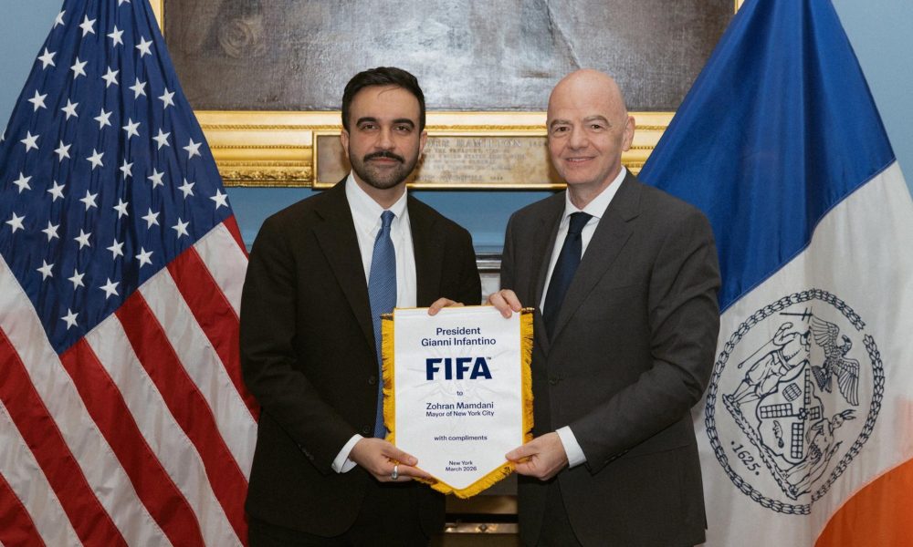 Fotografía tomada de la cuenta oficial en X del alcalde de Nueva York, Zohran Mamdani (@NYCMayor), junto al presidente de la FIFA, Gianni Infantino (d), sosteniendo un banderín durante una reunión en Nueva York (Estados Unidos). EFE/@nycmayor/SOLO USO EDITORIAL/NO VENTAS/ SOLO DISPONIBLE PARA ILUSTRAR LA NOTICIA QUE ACOMPAÑA (CRÉDITO OBLIGATORIO)