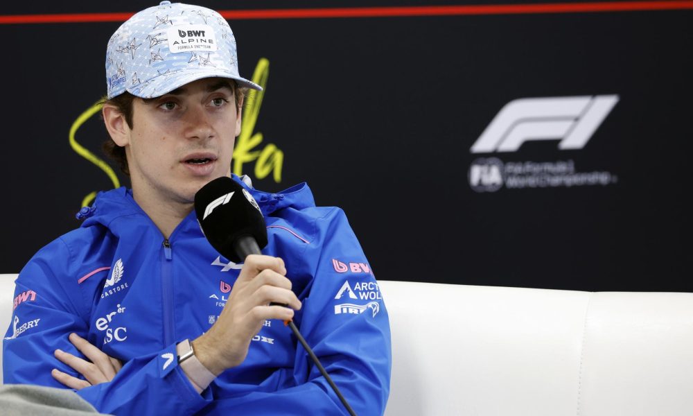 El piloto argentino Franco Colapinto, de Alpine, durante la rueda de prensa antes del Gran Premio de Japón de Fórmula 1 en el Circuito Internacional de Suzuka.EFE/EPA/FRANCK ROBICHON