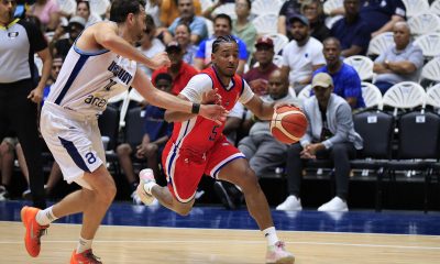 El cubano Marcos Chacón (d) avanza con el balón ante la marca del uruguayo Emiliano Serres durante el partido clasificatorio al Mundial de baloncesto de Catar 2027 jugado este lunes en el Coliseo Arena Roberto Durán de Ciudad de Panamá. EFE/ Bienvenido Velasco