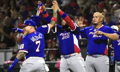 Jugadores de Puerto Rico celebran este viernes el triunfo por 5-0 sobre Colombia en partido de la primera jornada del Grupo A del VI Clásico Mundial de Béisbol jugado en el estadio Hiram Bithorn de San Juan. EFE/ Thais Llorca