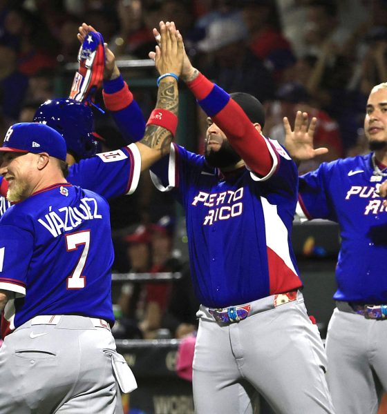 Jugadores de Puerto Rico celebran este viernes el triunfo por 5-0 sobre Colombia en partido de la primera jornada del Grupo A del VI Clásico Mundial de Béisbol jugado en el estadio Hiram Bithorn de San Juan. EFE/ Thais Llorca