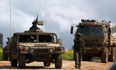 Soldados israelíes con sus vehículos militares se reúnen en una posición no revelada cerca de la frontera entre Israel y Líbano, este lunes 30 de marzo de 2026. El ejército israelí declaró que está llevando a cabo ataques en todo Líbano, dirigidos a la infraestructura y el personal de Hizbulá. EFE/EPA/ATEF SAFADI