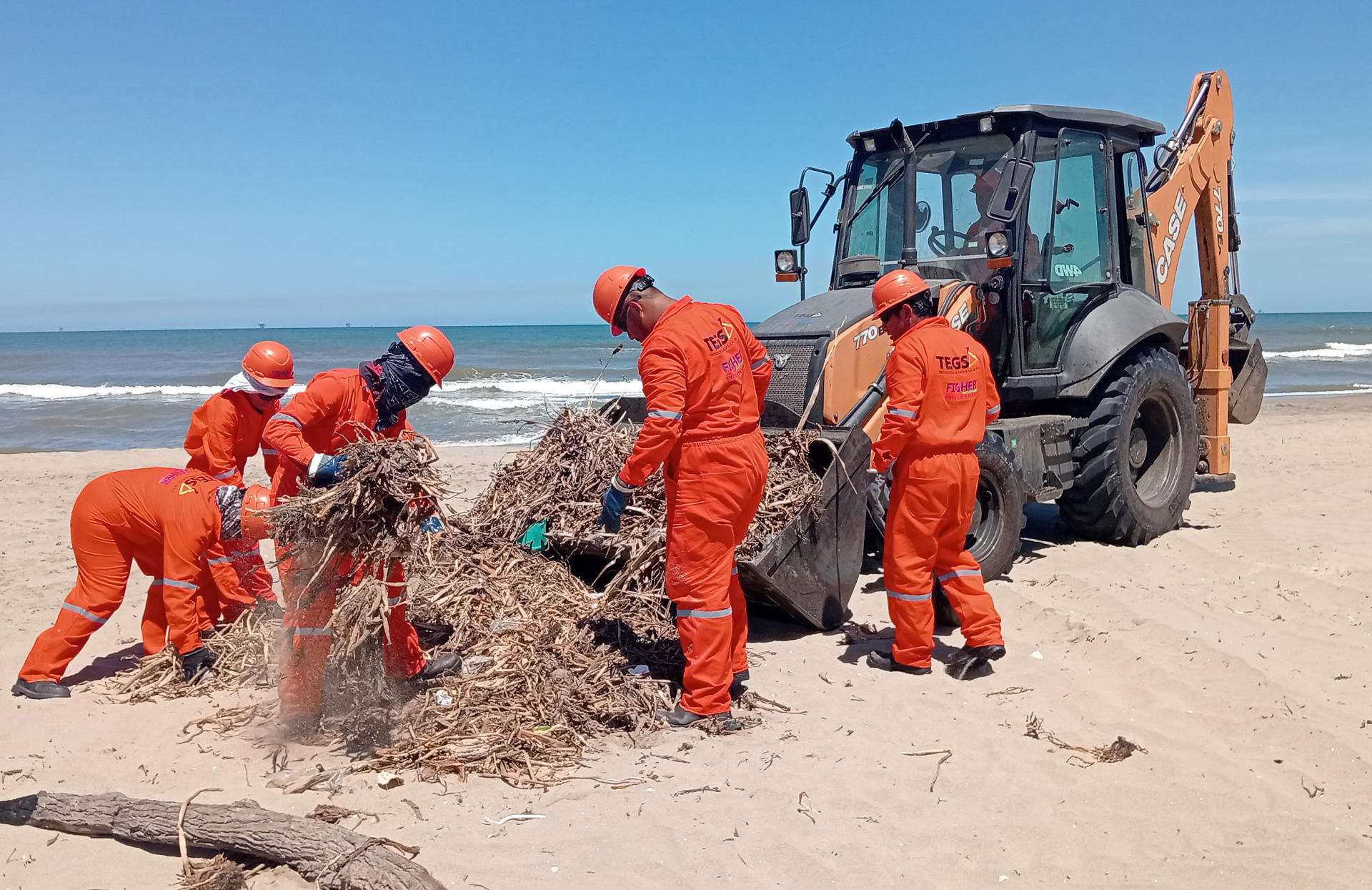 Fotografía cedida por la Secretaría del Medio Ambiente y Recursos Naturales (Semarnat), donde se observa a personas limpiando en una playa de Tabasco (México). EFE/ Semarnat /SOLO USO EDITORIAL/ NO VENTAS/ SOLO DISPONIBLE PARA ILUSTRAR LA NOTICIA QUE ACOMPAÑA (CRÉDITO OBLIGATORIO)