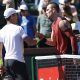 El británico Jack Draper (d) es felicitado este sábado por el español Roberto Bautista, que quedó eliminado en segunda ronda del Masters 1.000 de Indian Wells. EFE/EPA/JOHN G. MABANGLO