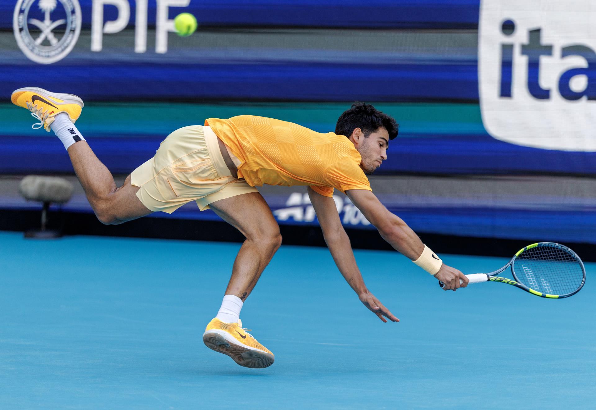 El español Carlos Alcaraz quedó eliminado en el Miami Open en la tercera ronda. EFE/EPA/CRISTOBAL HERRERA-ULASHKEVICH