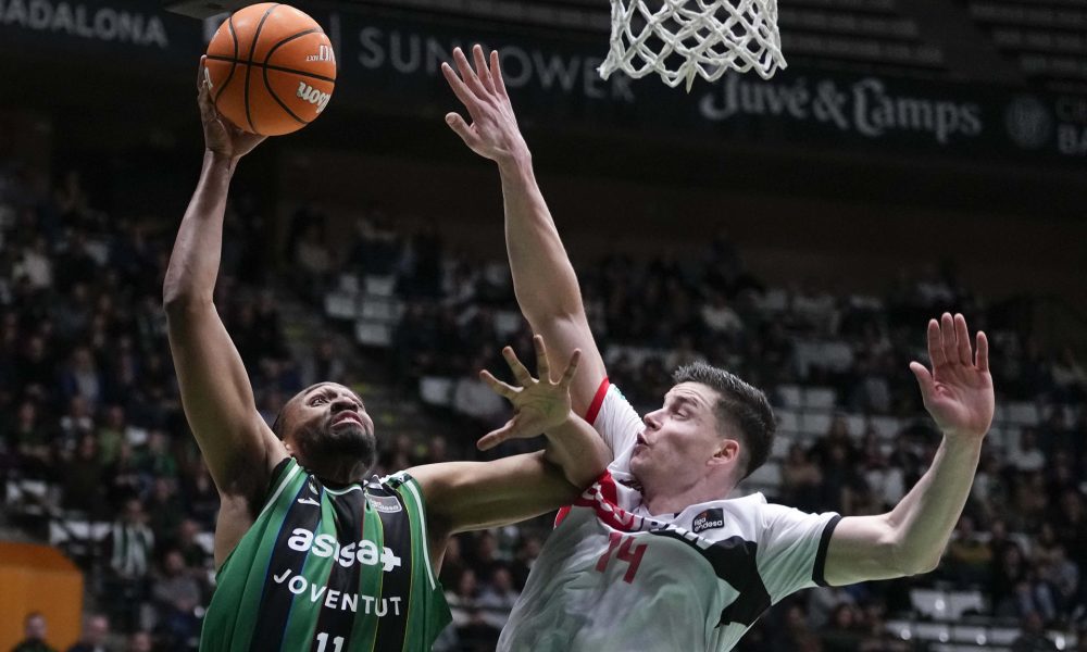 Debut de Jabari Parker (i), el Joventut, ante Alibrgovic (d), del Granada, durante el partido correspondiente a la fase regular de la Liga Endesa disputado en el Palau Municipal D'Esports de Badalona. EFE/Enric Fontcuberta.