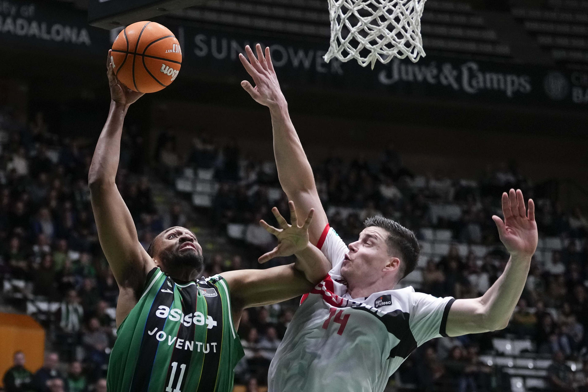 Debut de Jabari Parker (i), el Joventut, ante Alibrgovic (d), del Granada, durante el partido correspondiente a la fase regular de la Liga Endesa disputado en el Palau Municipal D'Esports de Badalona. EFE/Enric Fontcuberta.