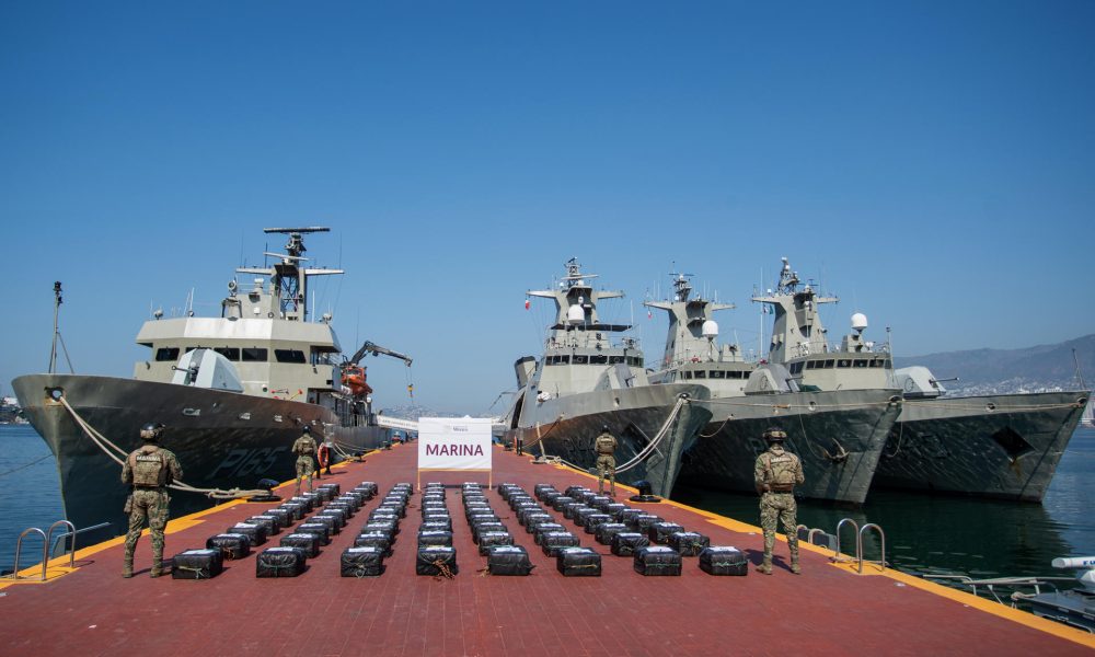 Integrantes de la Marina de México custodian una incautación de presunta cocaína este lunes, en Acapulco (México). EFE/ David Guzmán