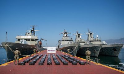 Integrantes de la Marina de México custodian una incautación de presunta cocaína este lunes, en Acapulco (México). EFE/ David Guzmán