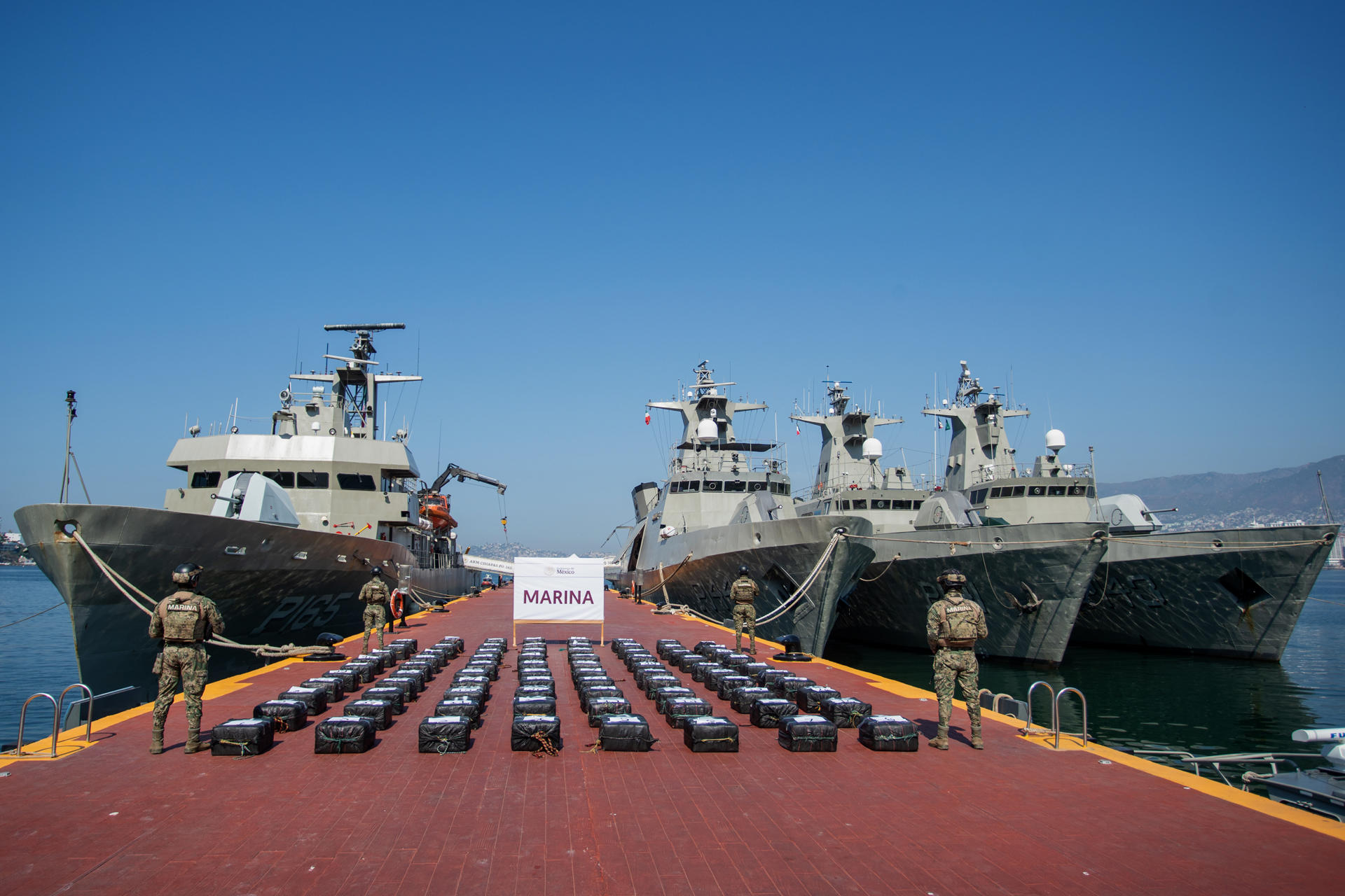 Integrantes de la Marina de México custodian una incautación de presunta cocaína este lunes, en Acapulco (México). EFE/ David Guzmán