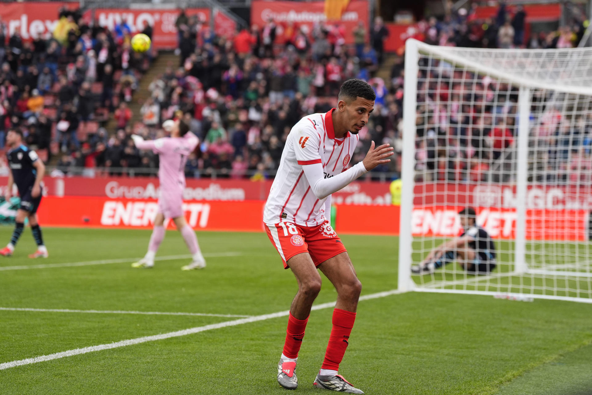 El mediocentro del Girona Azzedine Ounahi celebra tras anotar un tanto durante el partido de liga entre el Girona y el Athletic celebrado este sábado en el estadio Montilivi en Girona. EFE/ Siu Wu