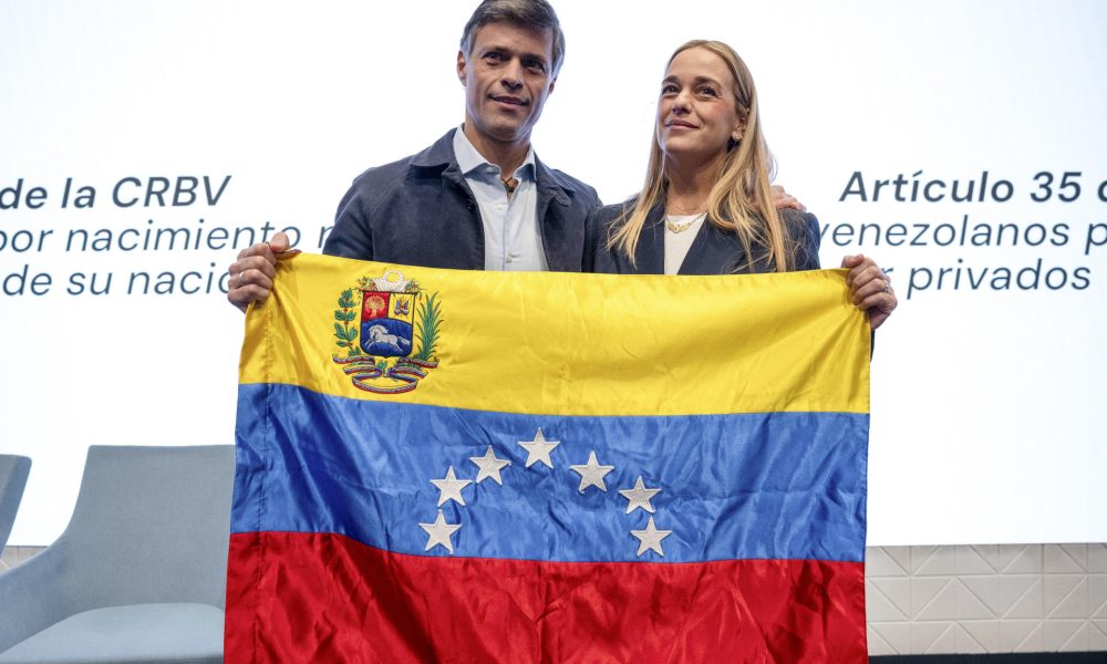 Fotografía de archivo del opositor venezolano Leopoldo López, acompañado de su esposa, Lilian Tintori. EFE/ Daniel González