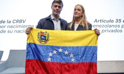 Fotografía de archivo del opositor venezolano Leopoldo López, acompañado de su esposa, Lilian Tintori. EFE/ Daniel González