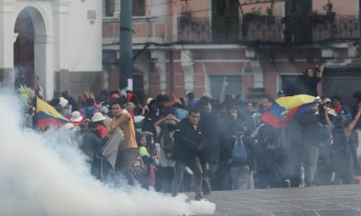 Personas participan en una manifestación contra la recientemente aprobada ley de minería, reformas laborales y la distribución presupuestaria en los gobiernos locales este 13 de marzo de 2026, en Quito (Ecuador). EFE/ José Jácome