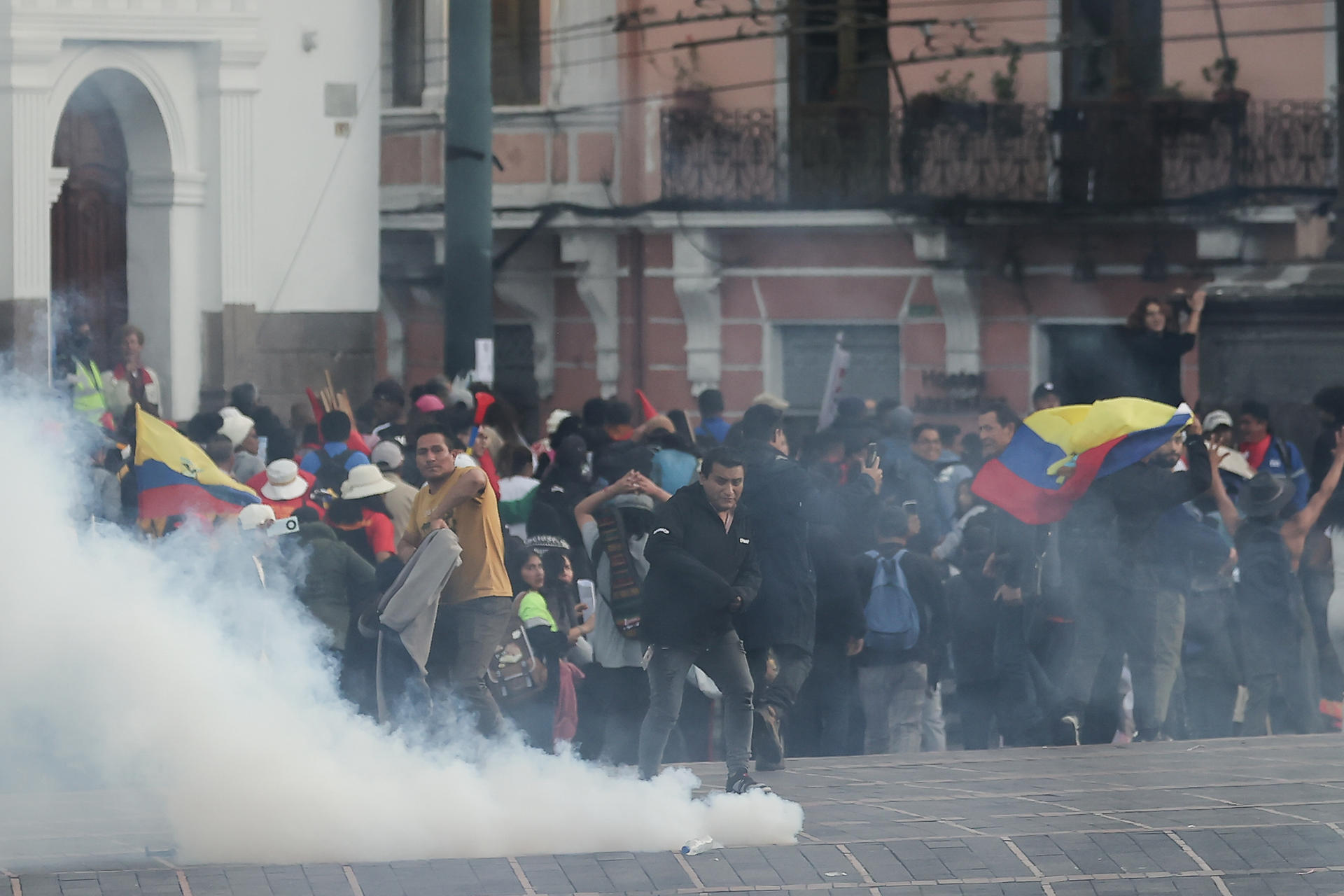 Personas participan en una manifestación contra la recientemente aprobada ley de minería, reformas laborales y la distribución presupuestaria en los gobiernos locales este 13 de marzo de 2026, en Quito (Ecuador). EFE/ José Jácome