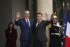 El presidente francés, Emmanuel Macron (d), saluda al presidente de la República Dominicana, Luis Abinader (I), a su llegada al Palacio del Elíseo en París, Francia, el 24 de marzo de 2026. EFE/YOAN VALAT