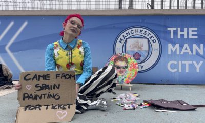 La española Carmen Vilella, de 26 años, voló a Mánchester sin entrada con la esperanza de entrar en el concierto de Harry Styles este viernes gracias a su arte. EFE/ Raúl Bobé