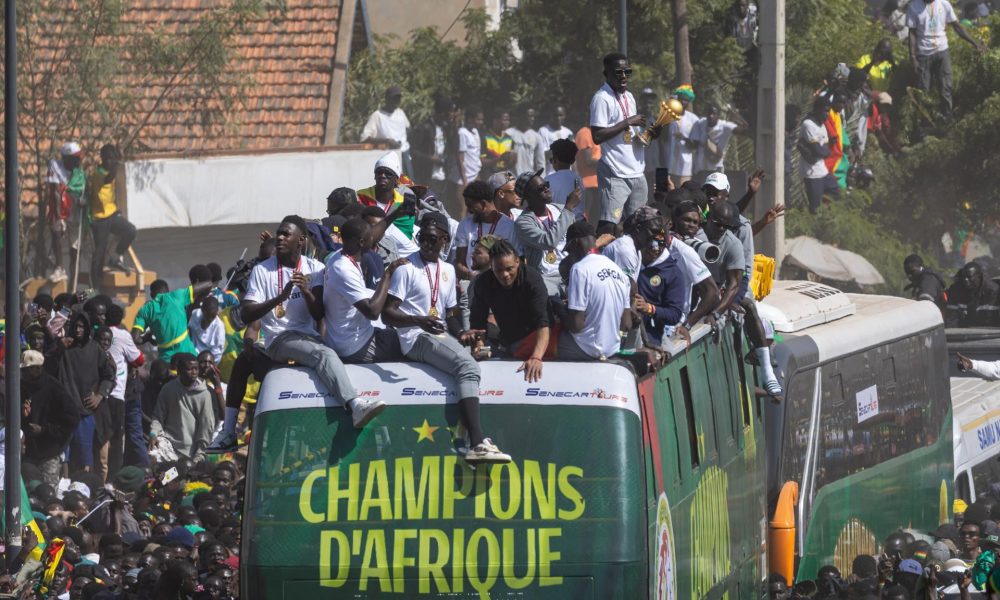 Miembros del equipo nacional de fútbol de Senegal celebran en un autobús descubierto durante un desfile la victoria en la Copa África. La Junta de Apelaciones de la Confederación Africana de Fútbol (CAF) declaró el 17 de marzo de 2026 que Senegal había perdido la final, celebrada el 18 de enero de 2026, citando el Artículo 84 de los reglamentos de la AFCON, y otorgó oficialmente el título a Marruecos. EFE/EPA/JEROME FAVRE
 
//////////
 
Dakar (Senegal), 17/03/2026.- (FILE) - Members of Senegal's national soccer team celebrate on an open-top bus during a victory parade for the Senegalese national football team in Dakar, Senegal, 20 January 2026 (Reissued 17 March 2026). The Appeal Board of the Confederation of African Football (CAF) on 17 March 2026 declared Senegal to have forfeited the 2025 AFCON final held on 18 January 2026, citing Article 84 of the AFCON regulations, and officially awarding the title to Morocco. (Marruecos) EFE/EPA/JEROME FAVRE