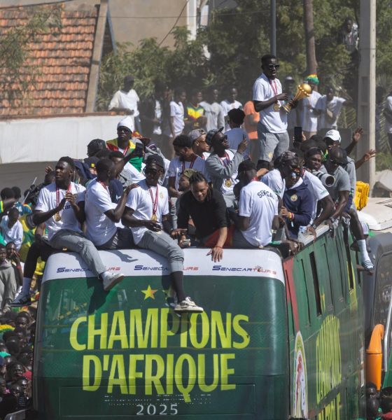 Miembros del equipo nacional de fútbol de Senegal celebran en un autobús descubierto durante un desfile la victoria en la Copa África. La Junta de Apelaciones de la Confederación Africana de Fútbol (CAF) declaró el 17 de marzo de 2026 que Senegal había perdido la final, celebrada el 18 de enero de 2026, citando el Artículo 84 de los reglamentos de la AFCON, y otorgó oficialmente el título a Marruecos. EFE/EPA/JEROME FAVRE
 
//////////
 
Dakar (Senegal), 17/03/2026.- (FILE) - Members of Senegal's national soccer team celebrate on an open-top bus during a victory parade for the Senegalese national football team in Dakar, Senegal, 20 January 2026 (Reissued 17 March 2026). The Appeal Board of the Confederation of African Football (CAF) on 17 March 2026 declared Senegal to have forfeited the 2025 AFCON final held on 18 January 2026, citing Article 84 of the AFCON regulations, and officially awarding the title to Morocco. (Marruecos) EFE/EPA/JEROME FAVRE