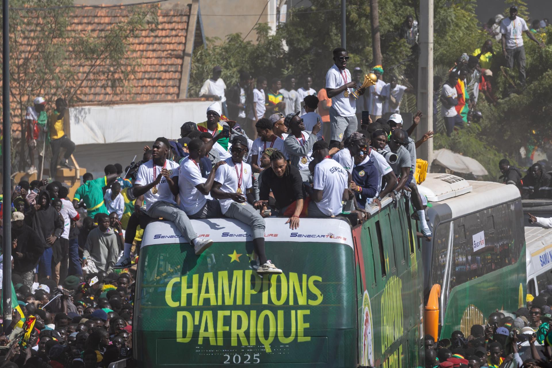 Miembros del equipo nacional de fútbol de Senegal celebran en un autobús descubierto durante un desfile la victoria en la Copa África. La Junta de Apelaciones de la Confederación Africana de Fútbol (CAF) declaró el 17 de marzo de 2026 que Senegal había perdido la final, celebrada el 18 de enero de 2026, citando el Artículo 84 de los reglamentos de la AFCON, y otorgó oficialmente el título a Marruecos. EFE/EPA/JEROME FAVRE
 
//////////
 
Dakar (Senegal), 17/03/2026.- (FILE) - Members of Senegal's national soccer team celebrate on an open-top bus during a victory parade for the Senegalese national football team in Dakar, Senegal, 20 January 2026 (Reissued 17 March 2026). The Appeal Board of the Confederation of African Football (CAF) on 17 March 2026 declared Senegal to have forfeited the 2025 AFCON final held on 18 January 2026, citing Article 84 of the AFCON regulations, and officially awarding the title to Morocco. (Marruecos) EFE/EPA/JEROME FAVRE
