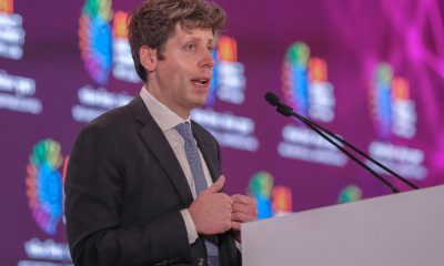 Fotografía de archivo del 19 de febrero de 2026 del máximo ejecutivo de OpenAI, Sam Altman, hablando en una sesión en la Cumbre de Impacto de IA 2026 en Bharat Mandapam en Nueva Delhi (India). EFE/EPA/ Rajat Gupta