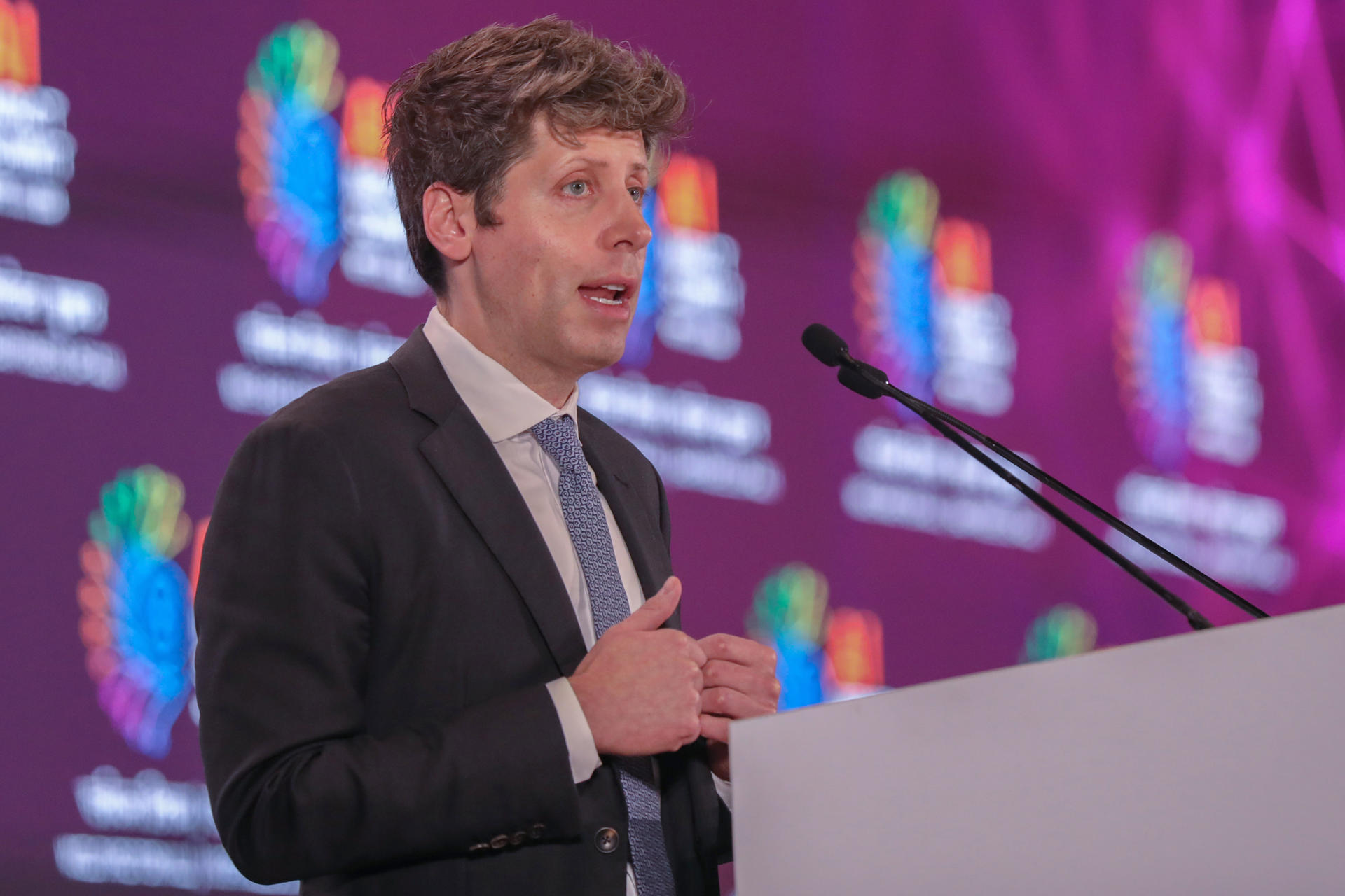 Fotografía de archivo del 19 de febrero de 2026 del máximo ejecutivo de OpenAI, Sam Altman, hablando en una sesión en la Cumbre de Impacto de IA 2026 en Bharat Mandapam en Nueva Delhi (India). EFE/EPA/ Rajat Gupta