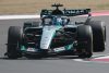 El británico George Russell (Mercedes) aseguró que la carrera al esprint del Gran Premio de China, de la que se proclamó ganador este sábado, fue "muy emocionante" ante el duelo que mantuvo con sus dos perseguidores, los Ferrari del monegasco Charles Leclerc y de su compatriota Lewis Hamilton. EFE/EPA/ALEX PLAVEVSKI
