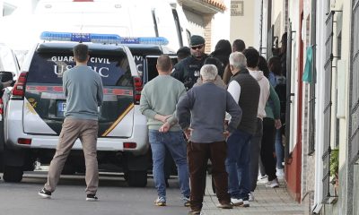 Con gritos de "asesinos, asesinos" han sido recibidos esta mañana los dos hermanos detenidos por la desaparición en 2017 de su vecina Francisca Cadenas en Hornachos (Badajoz), donde han llegado tras pasar la noche en el acuartelamiento de la Guardia Civil de Zafra. Sobre las 9:20 horas han llegado a la localidad en dos todoterrenos de la Guardia Civil, que durante este jornada continúa con los registros de sus propiedades, acompañados de otros dos vehículos de la Policía Científica. Los dos hermanos han salido de su vivienda en dirección a una finca de su propiedad para continuar con otros registros.- EFE/ Jero Morales