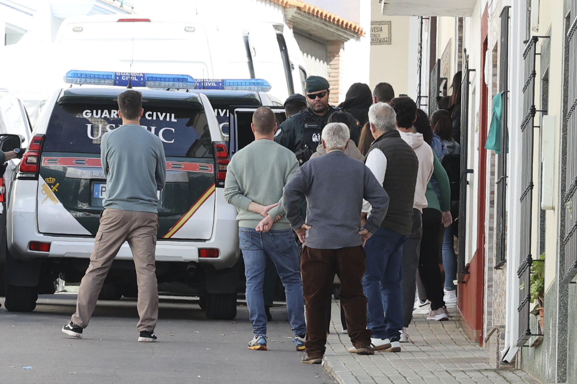 Con gritos de "asesinos, asesinos" han sido recibidos esta mañana los dos hermanos detenidos por la desaparición en 2017 de su vecina Francisca Cadenas en Hornachos (Badajoz), donde han llegado tras pasar la noche en el acuartelamiento de la Guardia Civil de Zafra. Sobre las 9:20 horas han llegado a la localidad en dos todoterrenos de la Guardia Civil, que durante este jornada continúa con los registros de sus propiedades, acompañados de otros dos vehículos de la Policía Científica. Los dos hermanos han salido de su vivienda en dirección a una finca de su propiedad para continuar con otros registros.- EFE/ Jero Morales