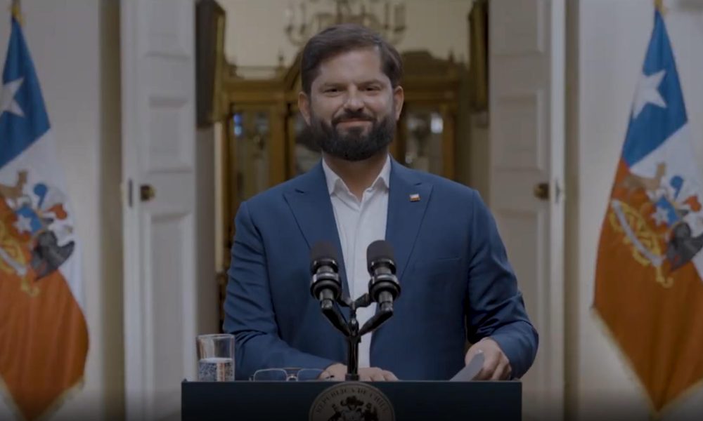 Captura de video cedida por la Presidencia de Chile que muestra a su mandatario, Gabriel Boric, hablando en su último discurso televisado en el que afirmó que el país "está mejor que hace cuatro años" y que seguirá trabajando para hacerlo "más justo, digno e igualitario" este martes, en Santiago (Chile). EFE/ Presidencia de Chile