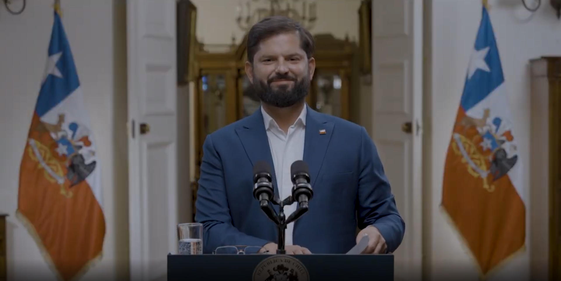 Captura de video cedida por la Presidencia de Chile que muestra a su mandatario, Gabriel Boric, hablando en su último discurso televisado en el que afirmó que el país "está mejor que hace cuatro años" y que seguirá trabajando para hacerlo "más justo, digno e igualitario" este martes, en Santiago (Chile). EFE/ Presidencia de Chile