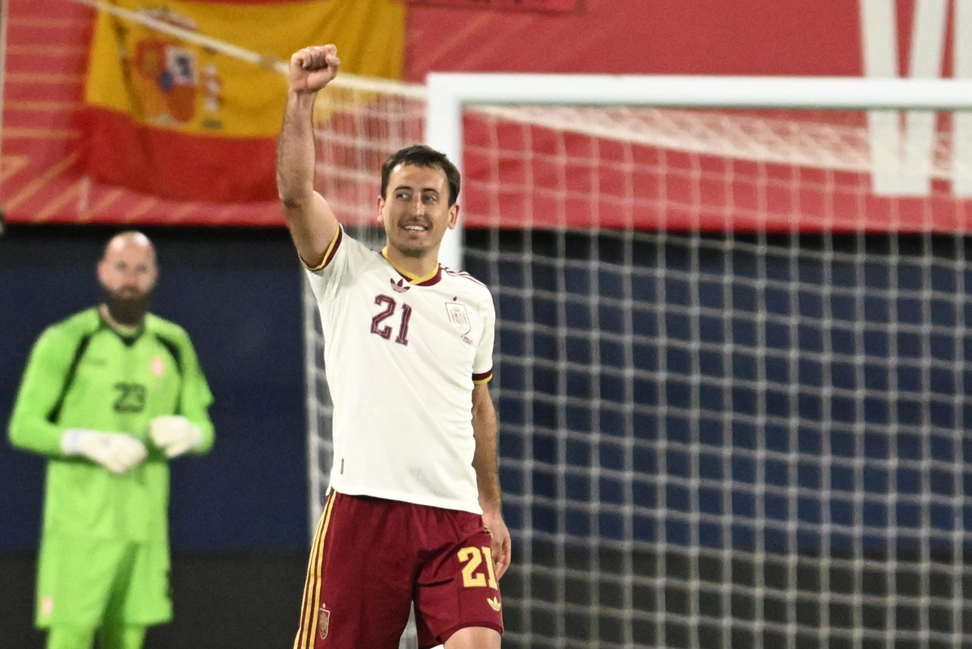 El español Mikel Oyarzabal celebra tras anotar su segundo gol ante Serbia en el partido amistoso que se disputa este viernes en Villarreal. EFE/Andreu Esteban