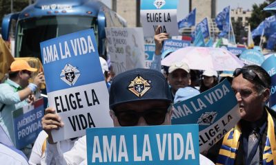 Personas sostienen carteles durante una protesta en contra del aborto lega en Ciudad de México (México). Imagen de archivo. EFE/ José Méndez
