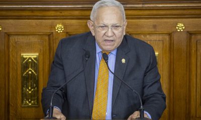 El diputado Bernabé Gutiérrez habla este martes, durante una sesión en la Asamblea Nacional (AN, Parlamento) de Venezuela en Caracas (Venezuela). EFE/ Miguel Gutiérrez