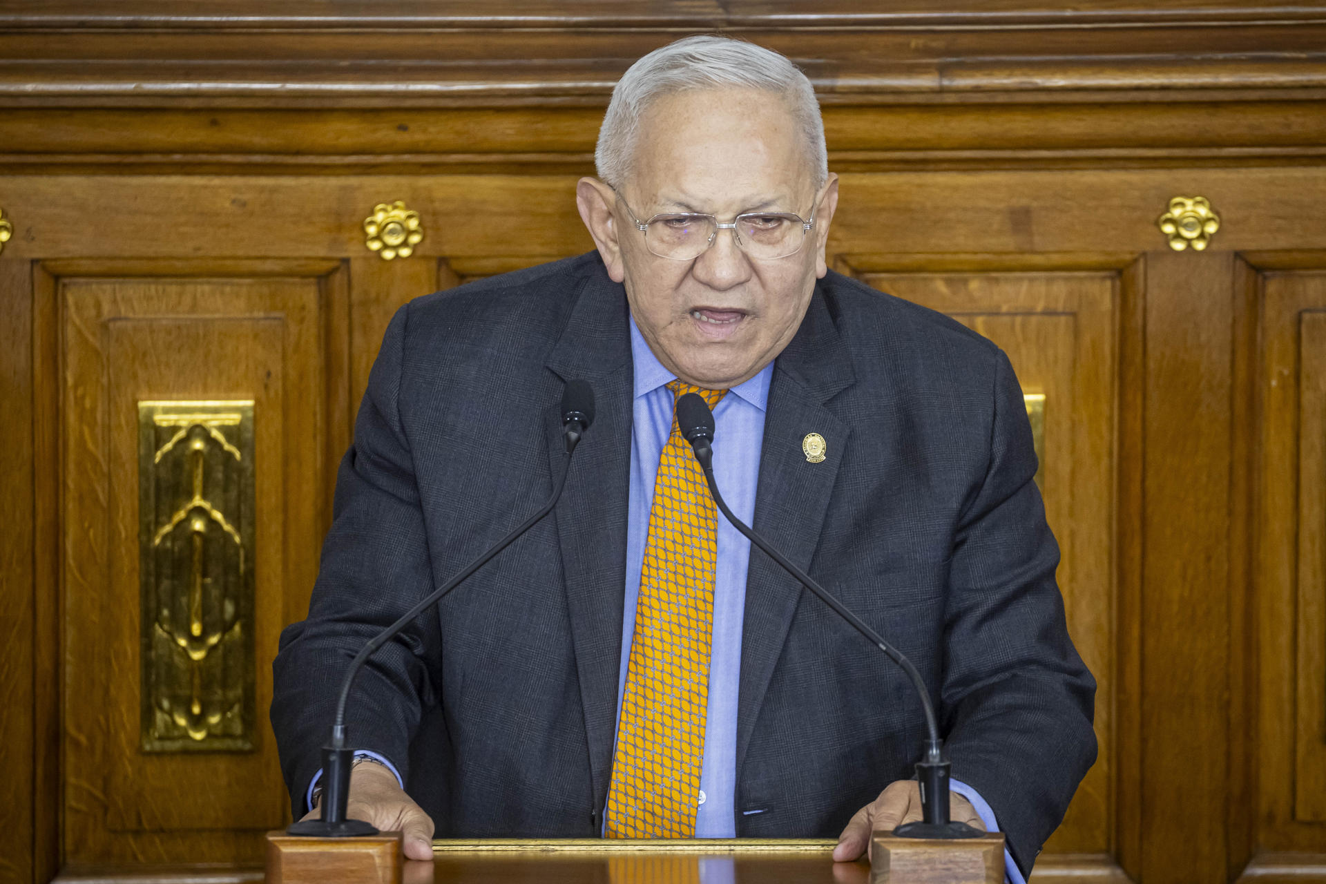 El diputado Bernabé Gutiérrez habla este martes, durante una sesión en la Asamblea Nacional (AN, Parlamento) de Venezuela en Caracas (Venezuela). EFE/ Miguel Gutiérrez