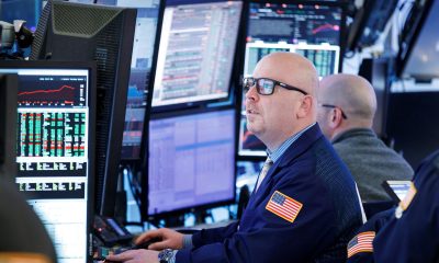 Corredores de bolsa trabajan en Nueva York (EE.UU.). EFE/Justin Lane