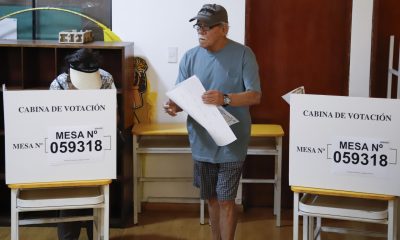 Personas votan este domingo en Lima(Perú). EFE/ Renato Pajuelo