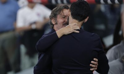 El entrenador del Real Madrid, Álvaro Arbeloa (dcha), saluda al entrenador del Deportivo Alavés, Quique Sánchez Flores, antes del partido de la jornada 33 de LaLiga disputado en el estadio Santiago Bernabéu, en Madrid. EFE/Juanjo Martín